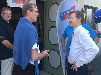 Bernd Lucke (rechts) im Gespräch mit AfD-Mitgliedern und -Sympathisanten. Foto: Oliver Schmidt