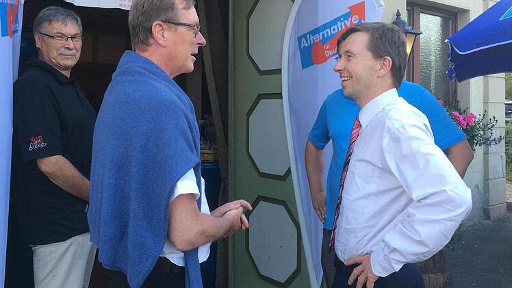Bernd Lucke (rechts) im Gespräch mit AfD-Mitgliedern und -Sympathisanten. Foto: Oliver Schmidt