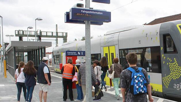 Ob Ticket oder (noch) nicht - in den Agilis-Zug nach Bamberg steigen schließlich alle in Breitengüßbach ein. Fotos: Hans Kurz