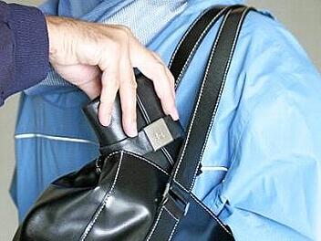 Vor Taschendieben auf Weihnachtsm&auml;rkten warnt die Polizei Unterfranken.  Symbolfoto: H&auml;nseler