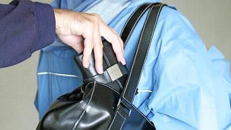 Vor Taschendieben auf Weihnachtsm&auml;rkten warnt die Polizei Unterfranken.  Symbolfoto: H&auml;nseler