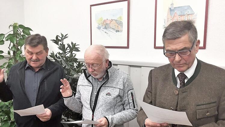 Der Gemeinderat bestellte Werner Arndt (links) und Helmut Lutz (Mitte) zu neuen Feldgeschworenen. Bürgermeister Siegfried Decker nahm die Vereidigung vor.  Foto: Werner Reißaus