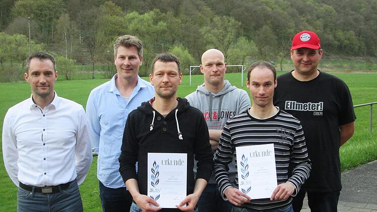 Für langjährige Mitgliedschaft ehrte Vorsitzender Martin Rügemer (von links) Mario Fürst, Steffen Schmitt, Andreas Hergenröther, Joachim Rügemer und Stefan Mährlein mit der Ehrenurkunde.    Foto: Winfried Ehling