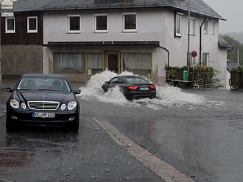 Keine Chance hatte der Fahrer dieses Audi, als er versuchte durch die Wassermassen zu fahren, blieb sein Wagen stehen. Michael Wunder