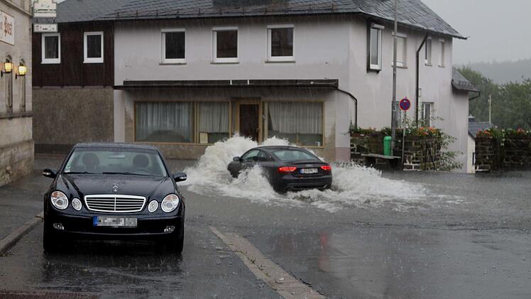 Keine Chance hatte der Fahrer dieses Audi, als er versuchte durch die Wassermassen zu fahren, blieb sein Wagen stehen. Michael Wunder