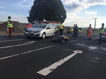 Die Polizei bittet um Zeugenhinweise f&uuml;r den schweren Verkehrsunfall am Freitagnachmittag.  Dabei ist ein Motorradfahrer zwischen Veitsh&ouml;chheim und Gadheim im Kreis W&uuml;rzburg schwer verletzt worden. Foto: NEWS5/Desk