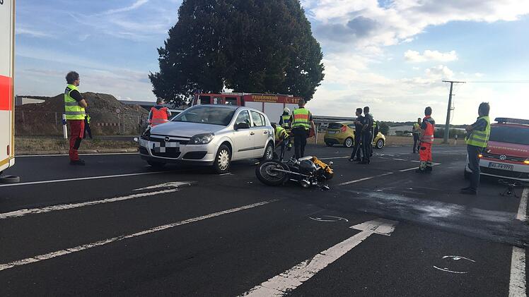 Die Polizei bittet um Zeugenhinweise f&uuml;r den schweren Verkehrsunfall am Freitagnachmittag.  Dabei ist ein Motorradfahrer zwischen Veitsh&ouml;chheim und Gadheim im Kreis W&uuml;rzburg schwer verletzt worden. Foto: NEWS5/Desk