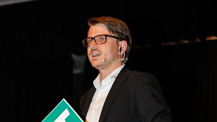 Radio-Eins-Moderator Constantin Hirsch erklärt, was es mit den Time-Out-Karten auf sich hat. Foto: Matthias Hoch