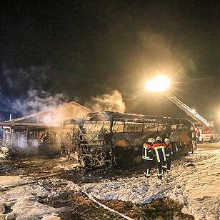 Großbrand bei Busunternehmen in Oberfranken