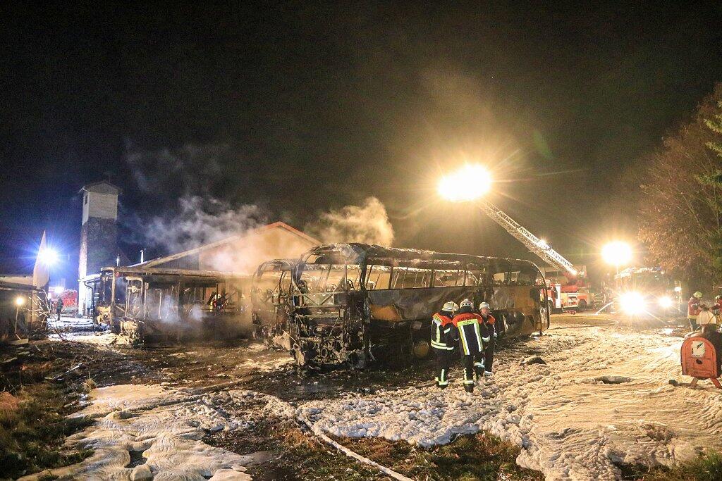 Großbrand bei Busunternehmen in Oberfranken