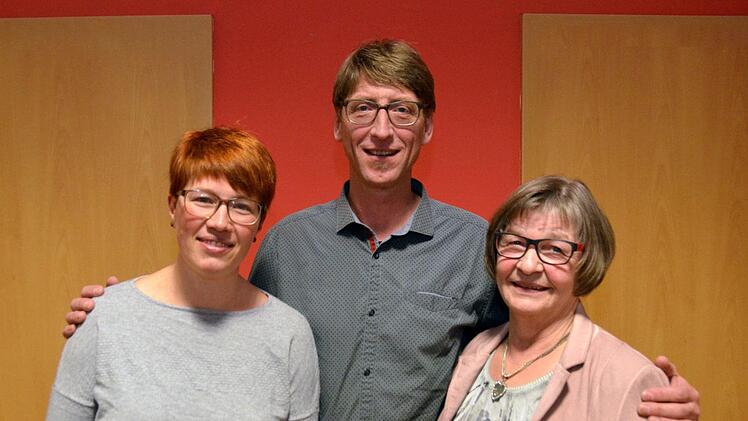 Der neu gewählte Vorstand  des Gesangvereins "Sängerlust Oberthulba". (von link):  Vorsitzende Vanessa Krampert mit Matthias Schneider und Christine Schmitt, die beiden gleichberechtigten stellvertretenden Vorsitzenden. Foto: Peter Rauch