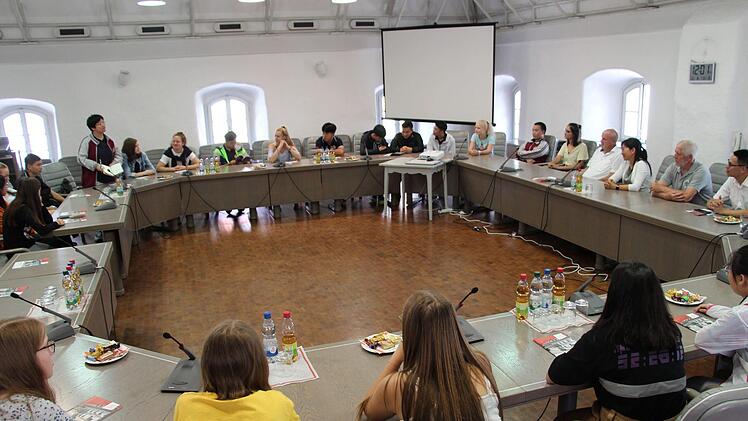 Die erste Gruppe chinesischer Austauschschüler  von der Nanfang High-School  in  Zhuzhou ist  am Donnerstag  in Höchstadt angekommen und wurde im Kommunbrauhaus empfangen.  Noch bis Dienstag sind die zwölf 16- bis 17-Jährigen mit den  Gymnasiasten unterwegs. Foto: Christian Bauriedel