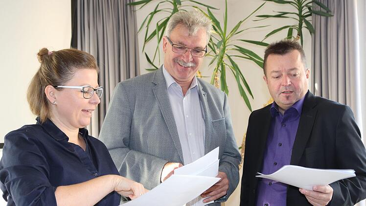 Er sieht viele Möglichkeiten, den "Landkreis mit Zukunft" zu gestalten: Wolfgang Brühl (rechts) im Gespräch mit dem Untermerzbacher Bürgermeister Helmut Dietz (Mitte) und der SPD-Kreisvorsitzenden Johanna Bamberg-Reinwand.  Marco Heumann