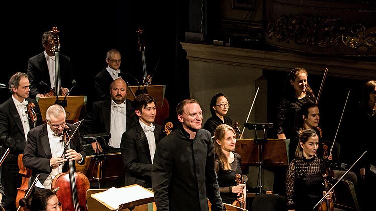 Als GMD-Kandidat dirigierte Moritz Gnann ein anspruchsvolles Programm im Landestheater. Umjubelter Solist im Violinkonzert von Igor Strawinsky war Coburgs Konzertmeister Martin Emmerich.Foto_Jochen Berger