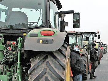 Rund 40 Trecker und etwa 70 Personen nahmen an der Demonstration der Landwirte teil. Foto: Evi Seeger