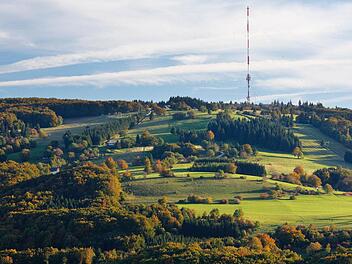 Seit  1991 ist die Rhön Biosphärenreservat - unser Bild zeigt den Kreuzberg. Das soll  um 57 700 Hektar erweitert werden. Dann wären auch mehr Kernzonen auszuweisen, in denen jede wirtschaftliche Nutzung unzulässig ist.  Foto: Archiv