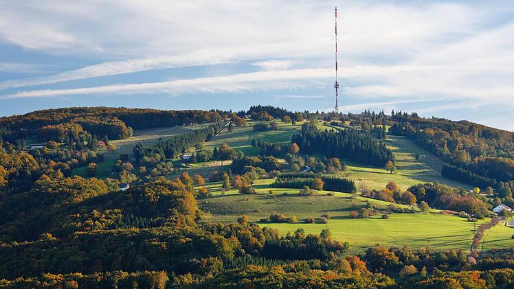 Seit  1991 ist die Rhön Biosphärenreservat - unser Bild zeigt den Kreuzberg. Das soll  um 57 700 Hektar erweitert werden. Dann wären auch mehr Kernzonen auszuweisen, in denen jede wirtschaftliche Nutzung unzulässig ist.  Foto: Archiv