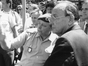 Der Oerlenbacher BGS-Kommandeur Heribert Klippel (Mitte) erklärt 1990 dem damaligen Bundesinnenminister  Hans-Dietrich Genscher (FDP) die Lage an der deutsch-deutschen Grenze.  Foto: Archiv/ Bartl (2)