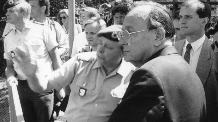 Der Oerlenbacher BGS-Kommandeur Heribert Klippel (Mitte) erklärt 1990 dem damaligen Bundesinnenminister  Hans-Dietrich Genscher (FDP) die Lage an der deutsch-deutschen Grenze.  Foto: Archiv/ Bartl (2)