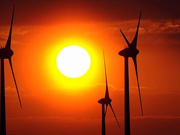 Windkraft spielt auch im Landkreis Lichtenfels eine Rolle. Doch auf alle regenrativen Energiequellen kommt es an. Foto: Marius Becker, dpa