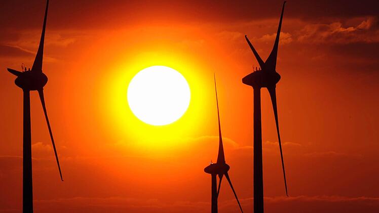 Windkraft spielt auch im Landkreis Lichtenfels eine Rolle. Doch auf alle regenrativen Energiequellen kommt es an. Foto: Marius Becker, dpa