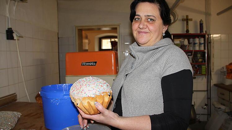 Auf den feuchten Zuckerguss kommen bunte Streusel.