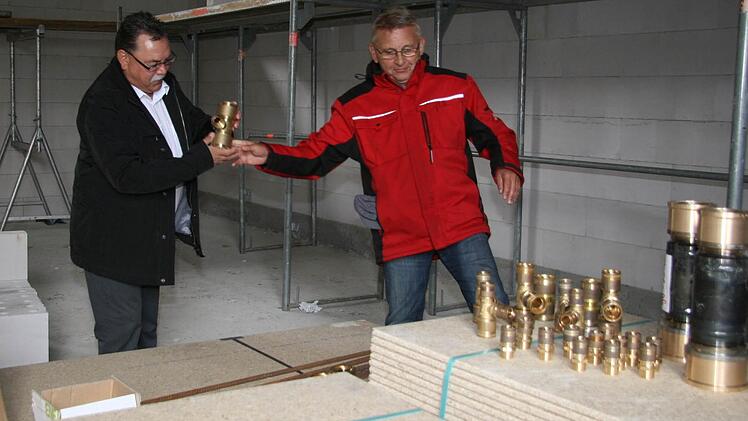 Klaus Heidenreiter und Karl Wirth zeigen, dass schon alles vorhanden ist: Im Inneren der Lerchenfeld'schen Scheune entsteht eine Heizzentrale.