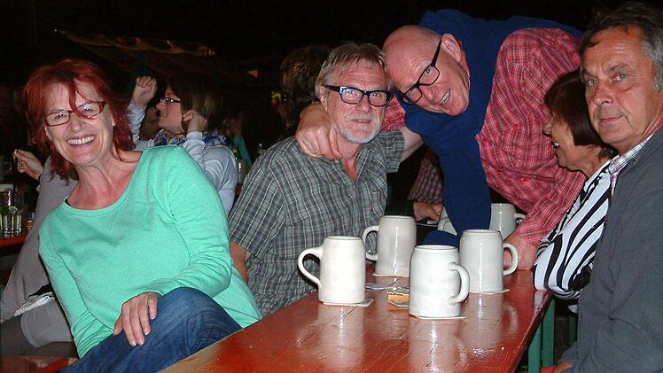 Man kennt sich und feiert zusammen beim Limbacher Flößerfest