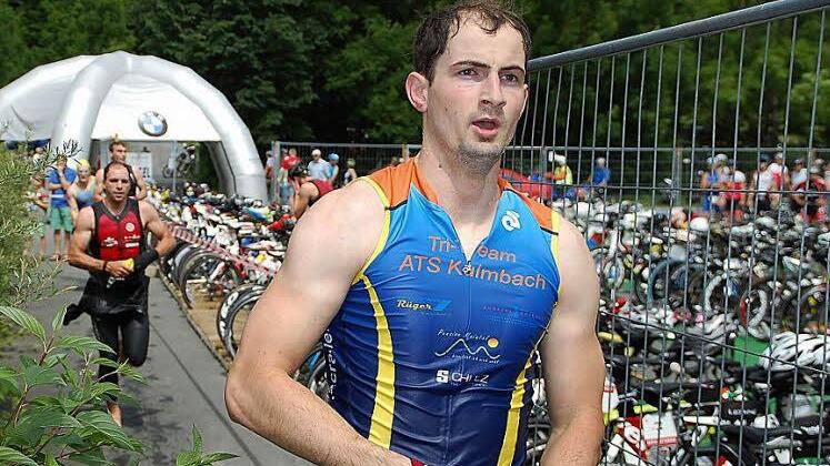 Benedikt Weber wechselte als 44. seiner Altersklasse nach dem Schwimmen auf das Rad.
