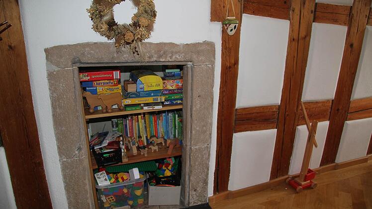 Die Familie Pezold hat viel Phantasie beim Innenausbau walten lassen. Der ehemalige Kamin wurde zum Spielzeugregal umfunktioniert, das Fachwerkgebälk ist freigelegt - aber jetzt muss der Dachstuhl saniert werden, er ist mehr als marode.
