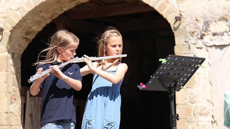 Leonie und Rebecca lernen seit einem jahr Querflöte. Foto: Martina Straub