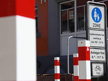 Die Poller verwehren nur die direkte Einfahrt in die Fußgängerzone. Einige Autofahrer kennen Schleichwege.  Fotos: Carmen Schmitt