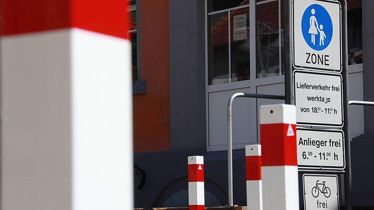 Die Poller verwehren nur die direkte Einfahrt in die Fußgängerzone. Einige Autofahrer kennen Schleichwege.  Fotos: Carmen Schmitt