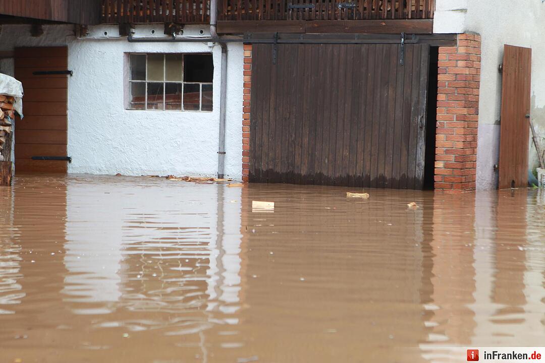 Hochwasser ueberflutet Ortskern von Stettfeld