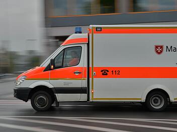 Rannte im Raum Nürnberg über Rot: Junge (9) von Auto erfasst und schwer verletzt