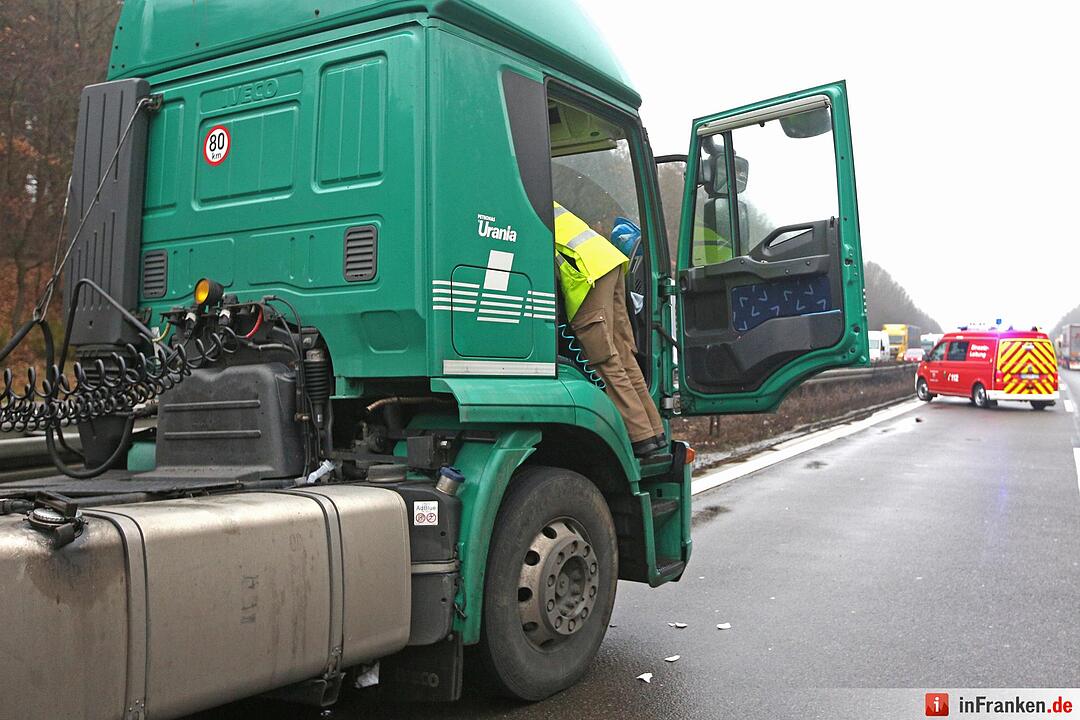 Kilometerlange Staus nach Lkw-Unfall auf der A3 - Fahrer erleidet wŠhrend Fahrt Herzinfarkt