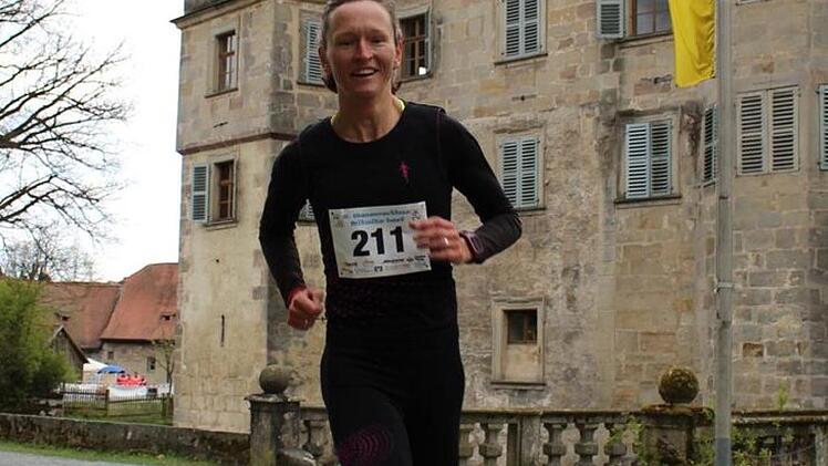 Ulrike Schwalbe vom ATS Kulmbach gewann den Hauptlauf rund um das Wasserschloss souver&auml;n.