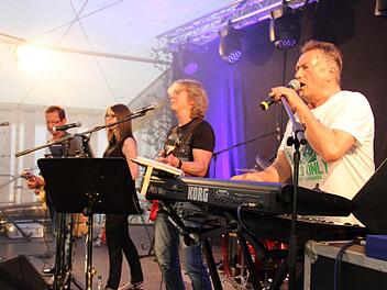 Die "Telstars" bei ihrem Auftritt in Limmersdorf. Sie gehören zur Kerwa mittlerweile einfach dazu. Foto: Katharina Müller-Sanke