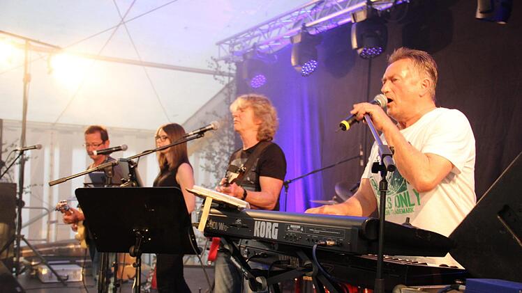 Die "Telstars" bei ihrem Auftritt in Limmersdorf. Sie gehören zur Kerwa mittlerweile einfach dazu. Foto: Katharina Müller-Sanke