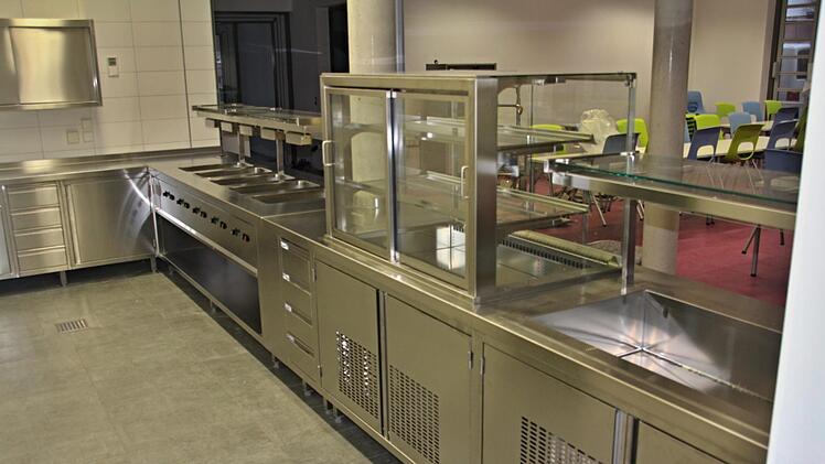 Alles Edelstahl ist an der Essenausgabe in der neuen Grundschulmensa in Ebern.Helmut Will