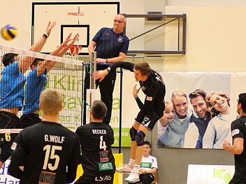 Seine nächste MVP-Auszeichnung durfte nach dem Spiel Peter Wolf (rechts) in Empfang nehmen. Der mühevolle Tiebreaksieg über Frankfurt bot aber keinen Anlass zum Feiern.Suzie Geißler
