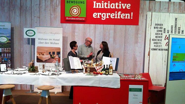 Auf der Gr&uuml;nen  Woche pr&auml;sentierten sich aus der Rh&ouml;n (von links): Mariola Golaszewski und Gerhard Wibelitz, Hotel & Restaurant Peterchens Mondfahrt, sowie Stephanie Meinecke, Abteilung Dachmarke -  Rh&ouml;n GmbH. Foto: Barbara Landgraf