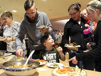 Lange dauerte es nicht, bis das Buffet leer war. Man aß mit Lust.Foto: Markus  Häggberg