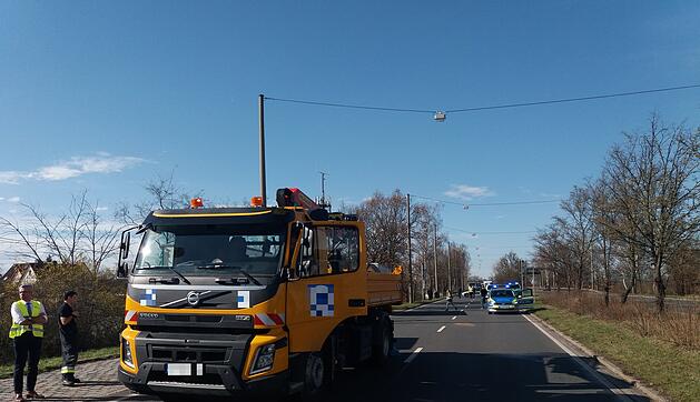 Frontal von Lkw erfasst –  Fußgänger schwebt nach Unfall in Nürnberg in Lebensgefahr