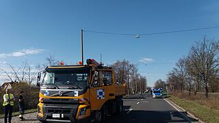Frontal von Lkw erfasst –  Fußgänger schwebt nach Unfall in Nürnberg in Lebensgefahr Frontal von Lkw erfasst –  Fußgänger schwebt nach Unfall in Nürnberg in Lebensgefahr