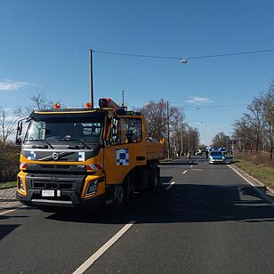 Frontal von Lkw erfasst –  Fußgänger schwebt nach Unfall in Nürnberg in Lebensgefahr