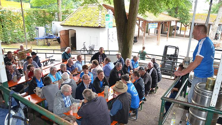 Peter Arold (rechts) versteigerte den Kirchweihbaum.  Fotos: Bernhard Panzer