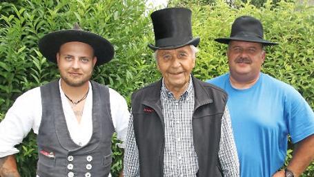 Die Staffelsteiner Zimmerleute Grischa Kofer, Adolf Geuß und Stefan Krappmann (von links) finden, es gehört kein Mut dazu, auf einem Dach zu arbeiten - man muss aber wohl die Sicherheitsbestimmungen beachten und sollte nicht leichtsinnig werden. Foto: Matthias Einwag