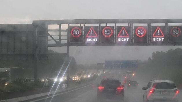 A72/A93: Schwere Unf&auml;lle bei starkem Regen