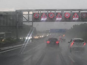 A72/A93: Schwere Unf&auml;lle bei starkem Regen